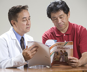 男士和医生正在看糖尿病手册。